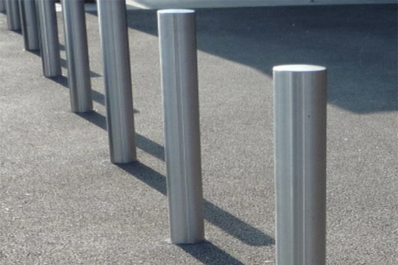 China Collision Resistant Stainless Steel Bollards With Good Reflective Performance supplier