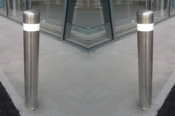 Collision Resistant Stainless Steel Bollards With Good Reflective Performance supplier