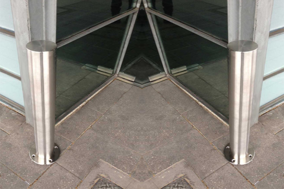 Collision Resistant Stainless Steel Bollards With Good Reflective Performance supplier