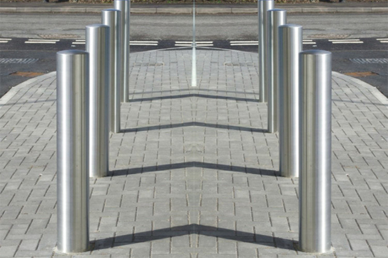 Collision Resistant Stainless Steel Bollards With Good Reflective Performance supplier