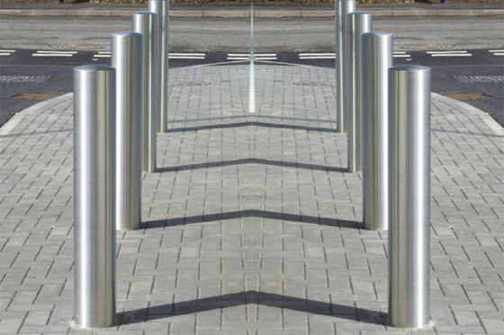 Collision Resistant Stainless Steel Bollards With Good Reflective Performance supplier